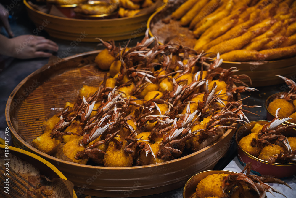 Φωτογραφία Chinese fried crabs in a basket displayed in a popular street market in Nanjing