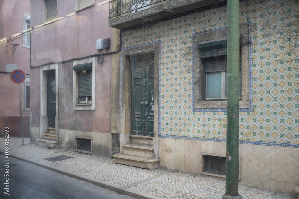 Fototapeta premium old streets in lisboa, Portugal
