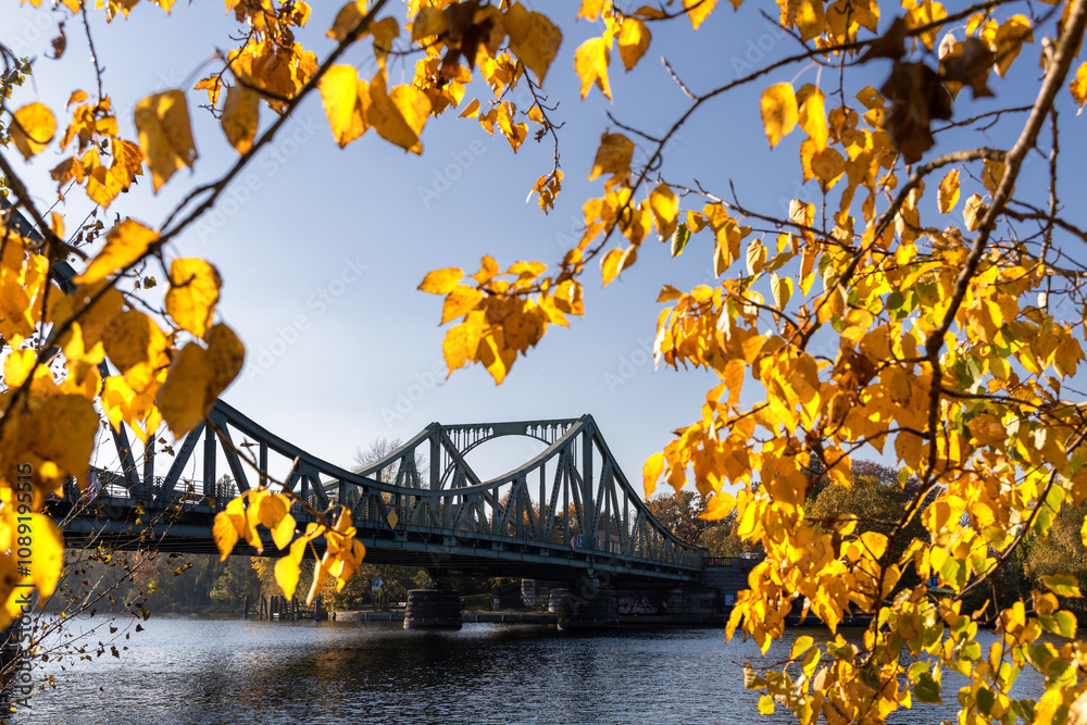 Goldener Herbst an der Glienicker Brücke Berlin Potsdam