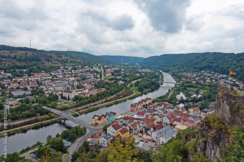Blick von der Burgruine Tachenstein auf den am Fluss Altmühl gelegenen Ort Riedenburg in Bayern, Deutschland Blick von der Burgruine Tachenstein auf den am Fluss Altmühl gelegenen Ort Riedenburg in Bayern, Deutschland