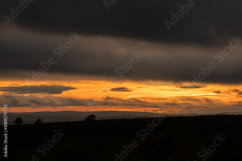 Sonnenuntergang über der weiten Landschaft