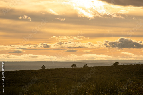 Sonnenuntergang über der weiten Landschaft photo