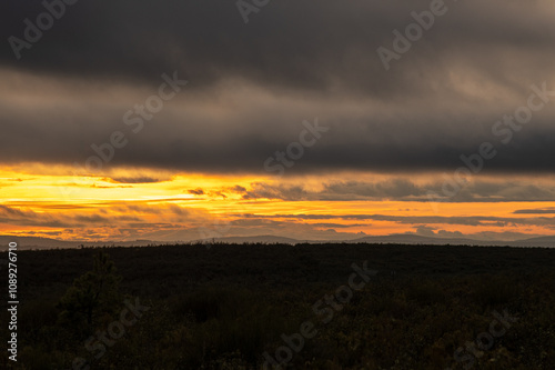 Sonnenuntergang über der weiten Landschaft