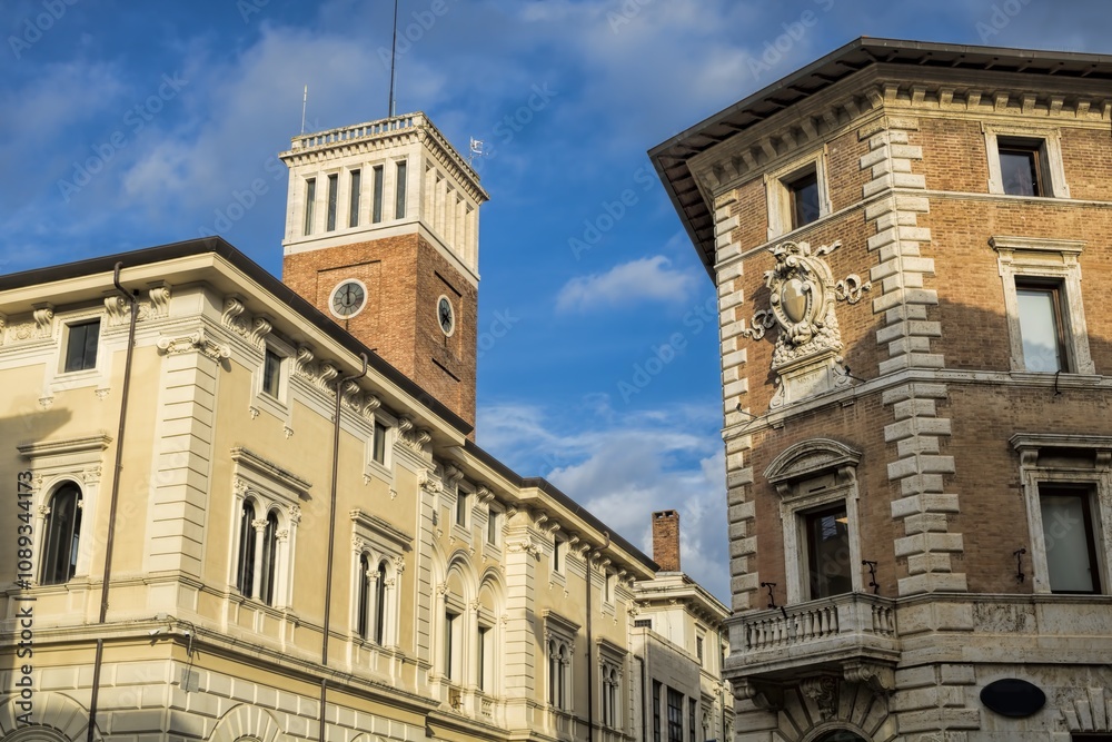 grosseto, italien - alte gebäude mit uhrturm im zentrum der altstadt
