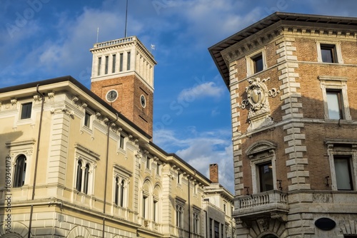 Obraz na płótnie grosseto, italien - alte gebäude mit uhrturm im zentrum der altstadt w salonie