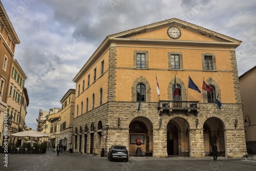 Bild auf Leinwand grosseto, italien - stadtbild mit rathaus in der altstadt