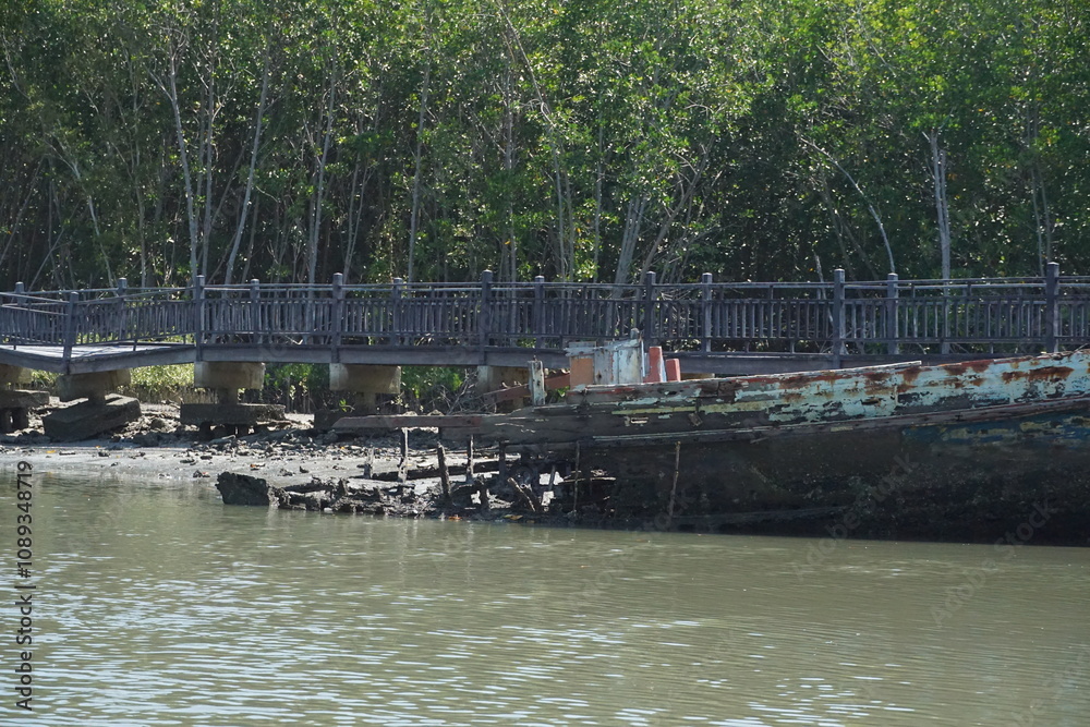 Obraz premium Abandoned boat on mangrove riverbank serene nature scene photography tranquil environment natural viewpoint coastal beauty
