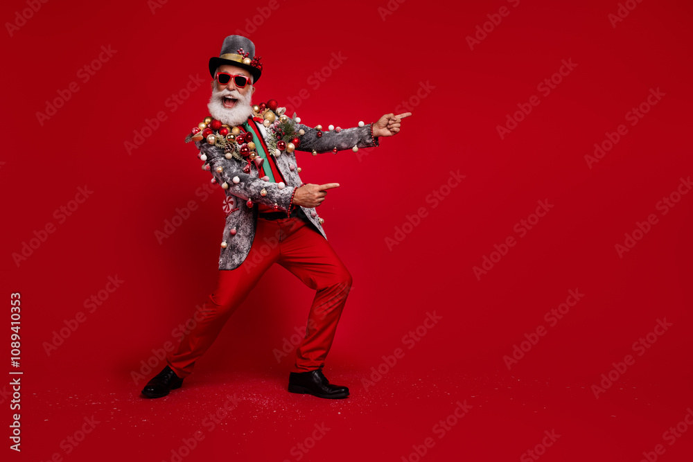 Obraz premium Photo of extravagant old man wear stylish jacket summer glasses recommend empty space isolated on red color background