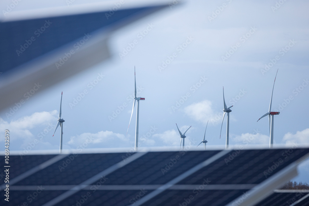 © bilderstoeckchen - Solaranlage und Windräder