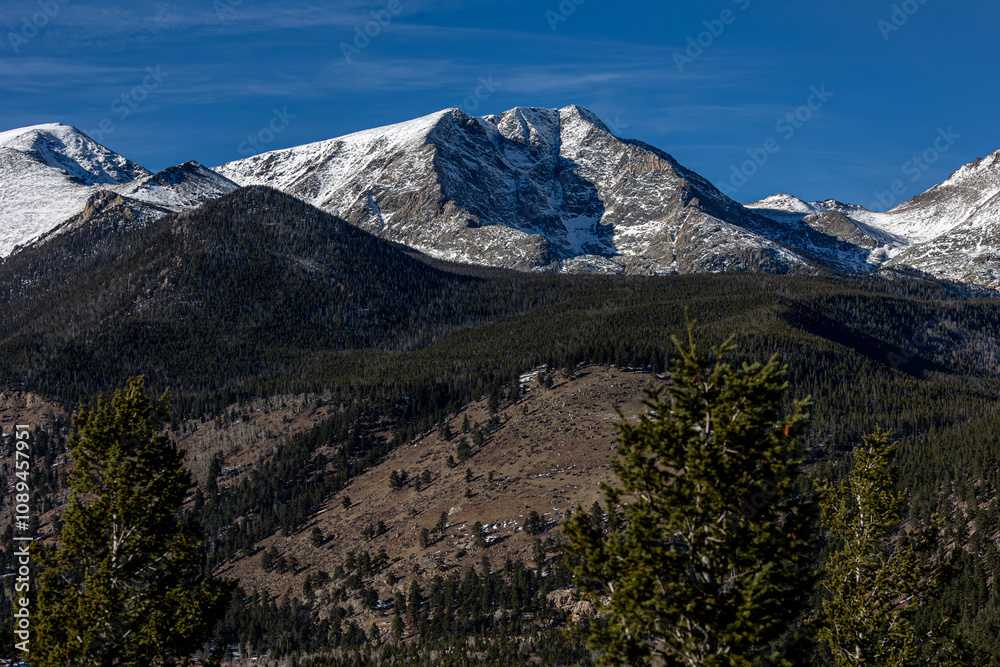 Fototapeta premium November in Rocky Mountain National Park, Light Snow in Colorado