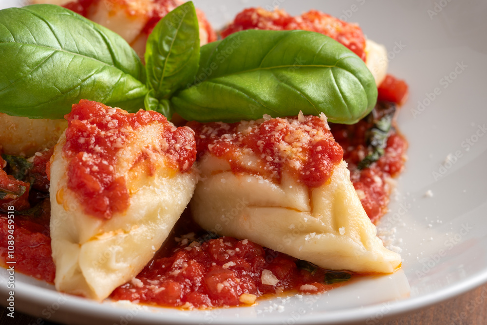 Culurgionis ripieni di patate, pecorino e menta e conditi con sugo, classica ricetta di pasta della cucina Sarda cibo italiano Culurgionis ripieni di patate, pecorino e menta e conditi con sugo, classica ricetta di pasta della cucina Sarda cibo italiano
