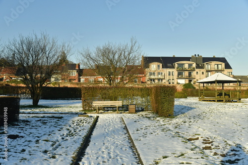 Le jardin des dahlias sous la neige au domaine d'Arenberg à Enghien  photo