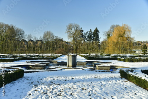 La fontaine du Jardin des Fleurs sous la neige au domaine d'Arenberg à Enghien photo