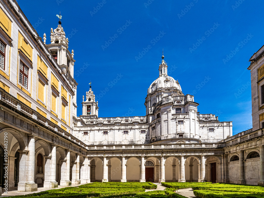 Obraz premium Courtyard of the Mafra National Palace, Convent and Basilica. Baroque architecture at Mafra in Portugal.