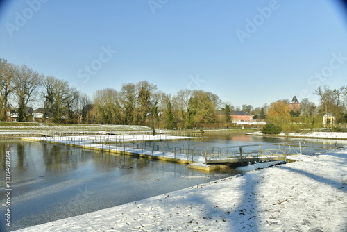 L'une des passerelles reliant la plate-forme flottante à l'étang du Moulin en hiver au domaine d'Arenberg à Enghien  photo