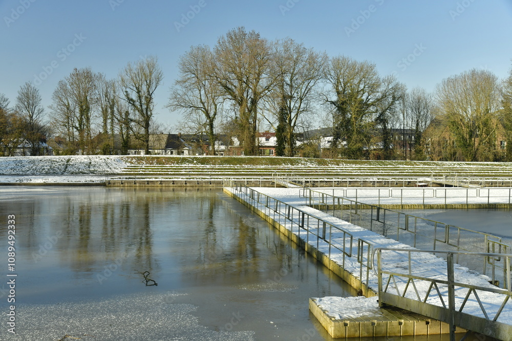 L'une des passerelles reliant la plate-forme flottante à l'étang du Moulin en hiver au domaine d'Arenberg à Enghien L'une des passerelles reliant la plate-forme flottante à l'étang du Moulin en hiver au domaine d'Arenberg à Enghien