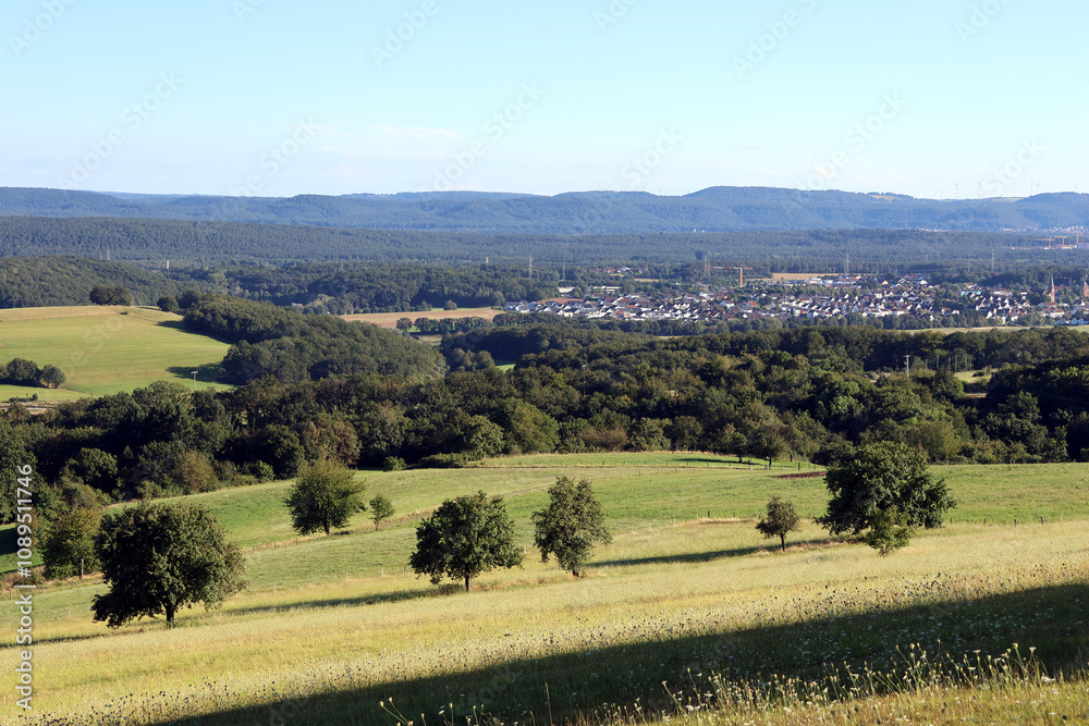 Aussicht ins Nordpfälzer Bergland und Weilerbach vom kleinen Ort Eulenbis in der Verbandsgemeinde Weilerbach im Landkreis Kaiserslautern. Aussicht vom Premium-Wanderweg Teufelstour. Aussicht ins Nordpfälzer Bergland und Weilerbach vom kleinen Ort Eulenbis in der Verbandsgemeinde Weilerbach im Landkreis Kaiserslautern. Aussicht vom Premium-Wanderweg Teufelstour.