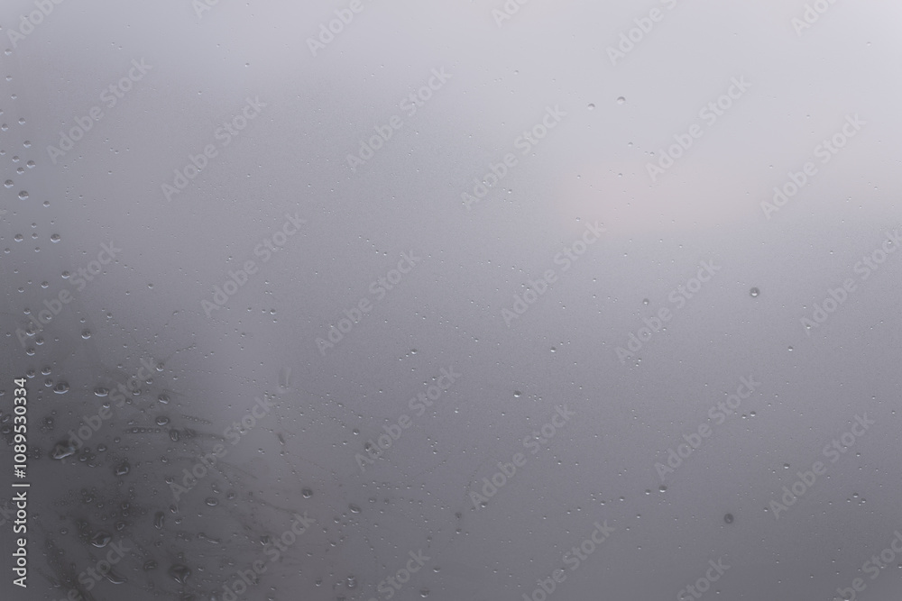 Fondo de lluvia y vaho.
Superficie de una gota de lluvia sobre un fondo transparente húmedo de vidrio. Fondo de lluvia y vaho.
Superficie de una gota de lluvia sobre un fondo transparente húmedo de vidrio.