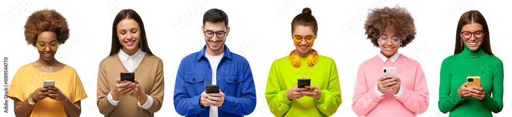 Obraz premium Group of smiling diverse people holding phones and texting