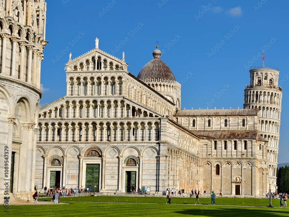 Obraz premium The famous architecture in Pisa city. Piazza del Duomo, Battistero di San Giovanni, Leaning Tower, Cattedrale di Pisa
