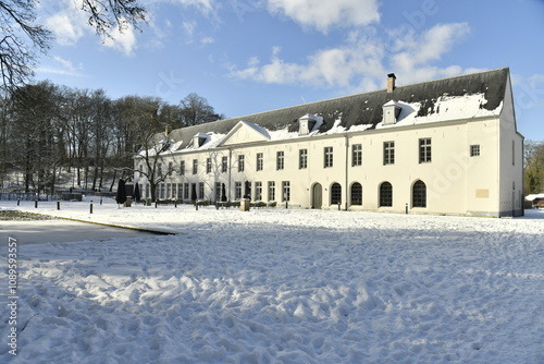 Le prieuré récemment restauré en hiver à l'abbaye du Rouge-Cloître à Auderghem  photo