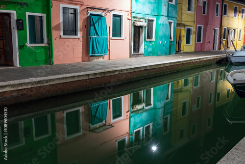 Burano di notte. Canali, strade, e case colorate vicino a Venezia. photo