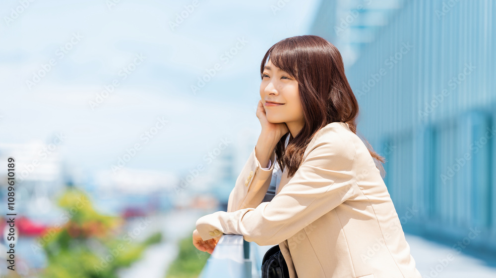 遠くを眺める笑顔の女性・ビジネスウーマン