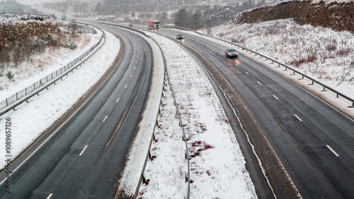 Φωτογραφία Long exposure motion blur shot of a major dual carriageway in Wales during a win