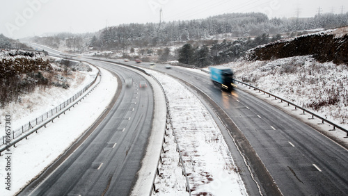 Foto Long exposure image of the A465 Heads of the Valley road near Ebbw Vale in a win