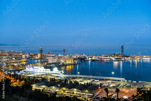 Blick auf den alten Hafen und die Stadt Barcelona bei Nacht, Barcelona, Spanien