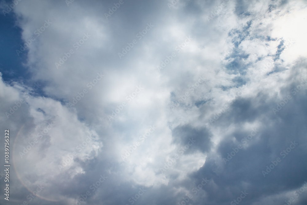 Fototapeta premium Sunlight breaks through the clouds and light on the clouds