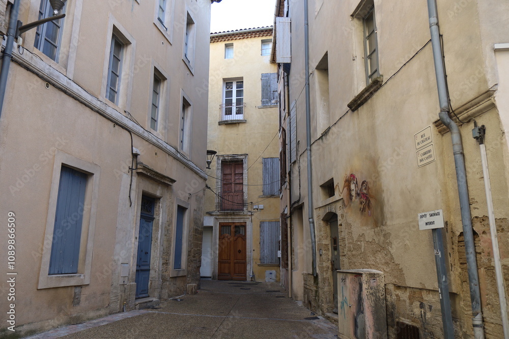 Fototapeta premium Rue piétonne, ville de Carpentras, département du Vaucluse, France