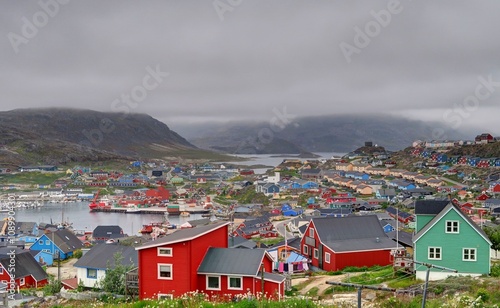 fjord de Qaqortoq et vue sur la ville au Groenland photo