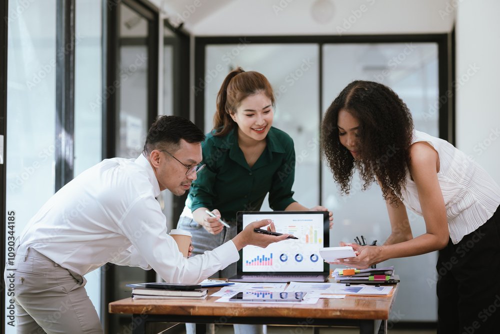 Obraz premium Asian business people meeting to analyze and discuss situation about financial report in conference room investment consultant, financial advisor and accounting concept.