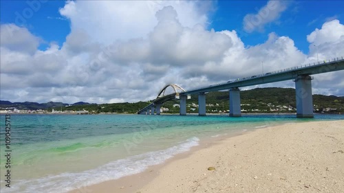 瀬底島から見る瀬底大橋とアンチ浜ビーチ