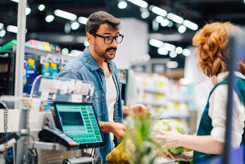 Foto Customer complaining to cashier at supermarket checkout