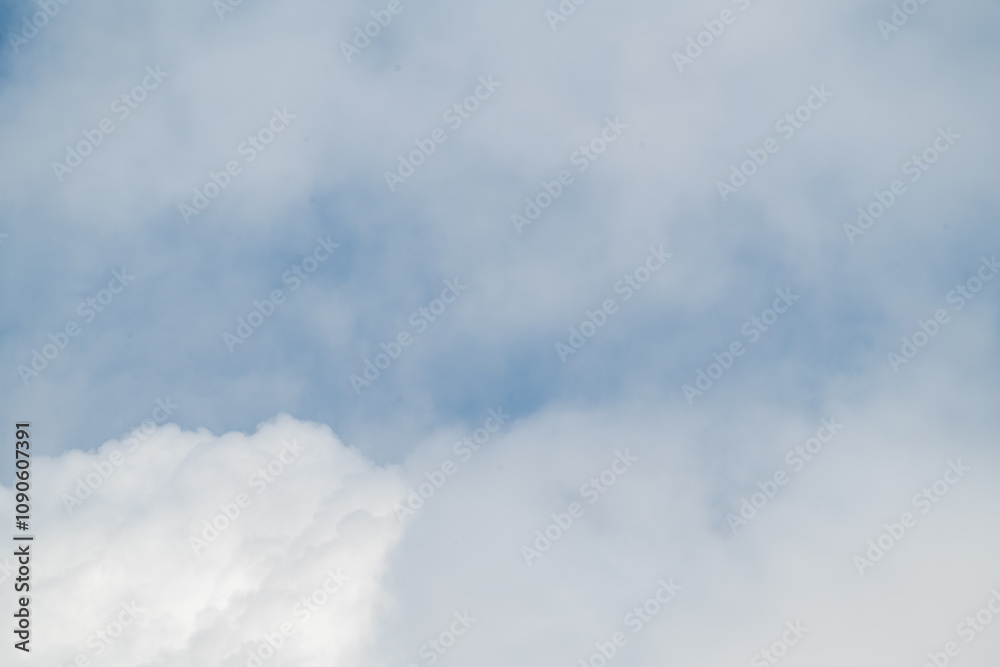 Obraz premium Dramatic cloudscape with fluffy cumulus clouds against a vibrant blue sky. This versatile image evokes feelings of freedom, peace, and possibility. 