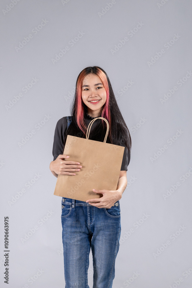 Obraz premium woman happy and feel grateful when you receive a gift from shopping.