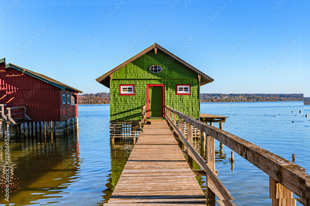 Fototapeta premium Steg zum Bootshaus 2 Am Ammersee in Schondorf