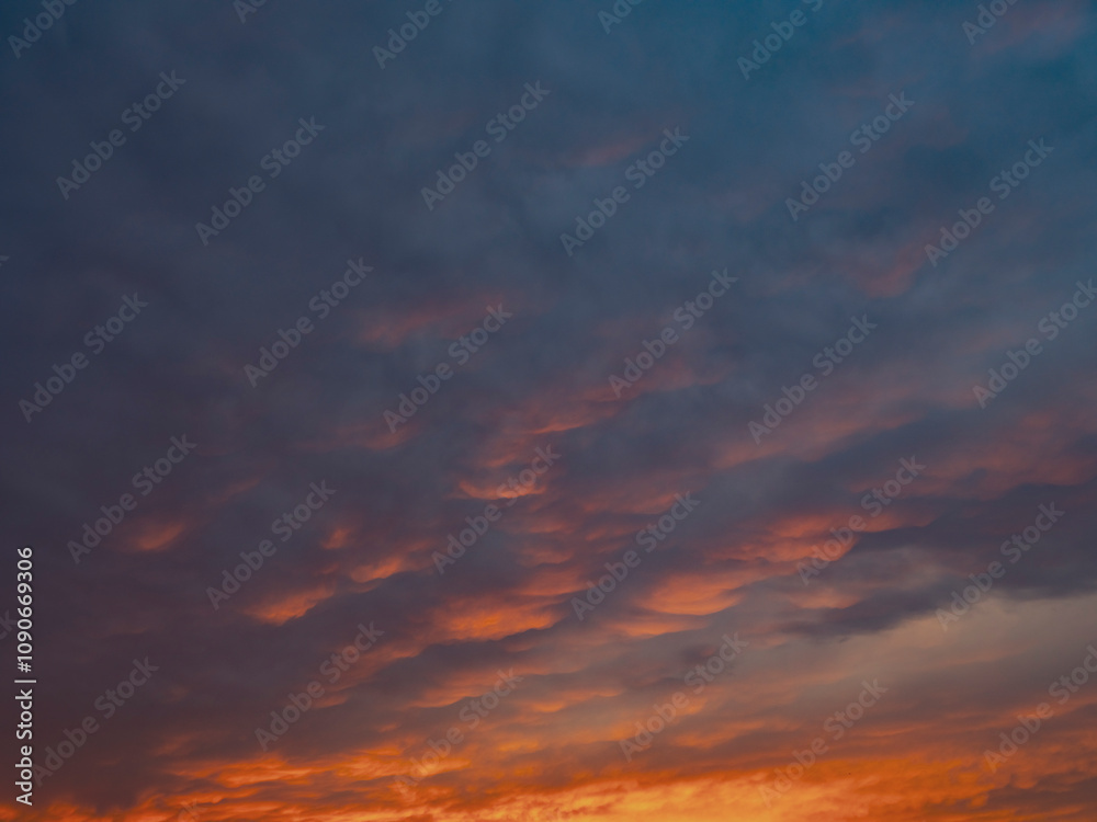 Obraz premium colorful and dramatic sunset clouds