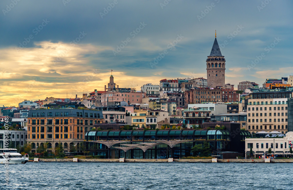 Obraz premium view from a pleasure boat on the Bosphorus and the cityscape of Istanbul, Turkey, the architecture of the city at sunset, a popular tourist destination.