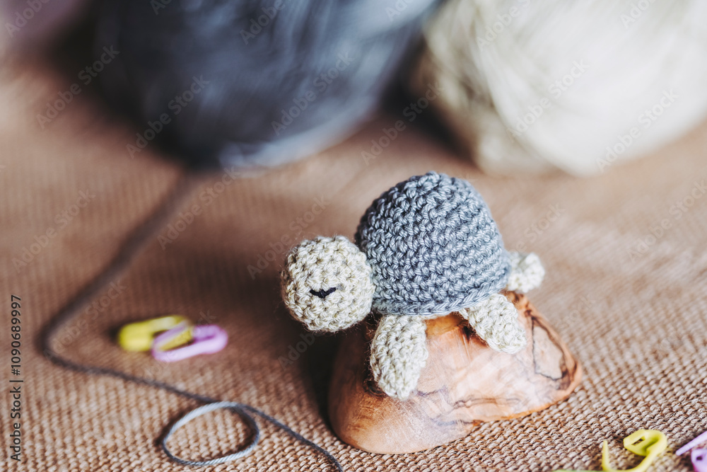 Atelier de crochet avec des travaux en cours, jouet petite tortue vert coloré en crochet