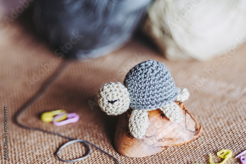 Obraz na płótnie Atelier de crochet avec des travaux en cours, jouet petite tortue vert coloré en crochet w salonie