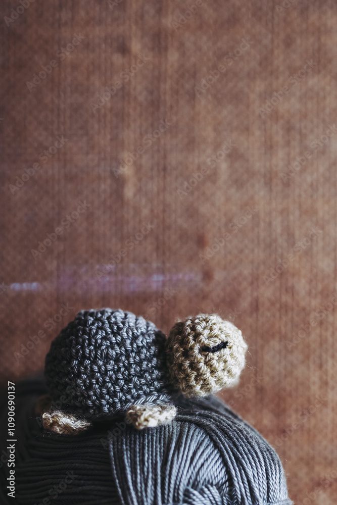 Atelier de crochet avec des travaux en cours, jouet petite tortue vert coloré en crochet