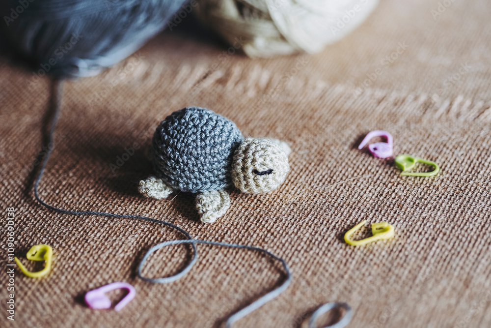 Atelier de crochet avec des travaux en cours, jouet petite tortue vert coloré en crochet