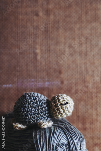 Atelier de crochet avec des travaux en cours, jouet petite tortue vert coloré en crochet