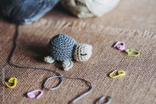 Obraz na płótnie Atelier de crochet avec des travaux en cours, jouet petite tortue vert coloré en crochet w salonie