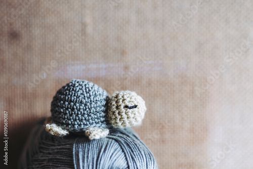 Atelier de crochet avec des travaux en cours, jouet petite tortue vert coloré en crochet