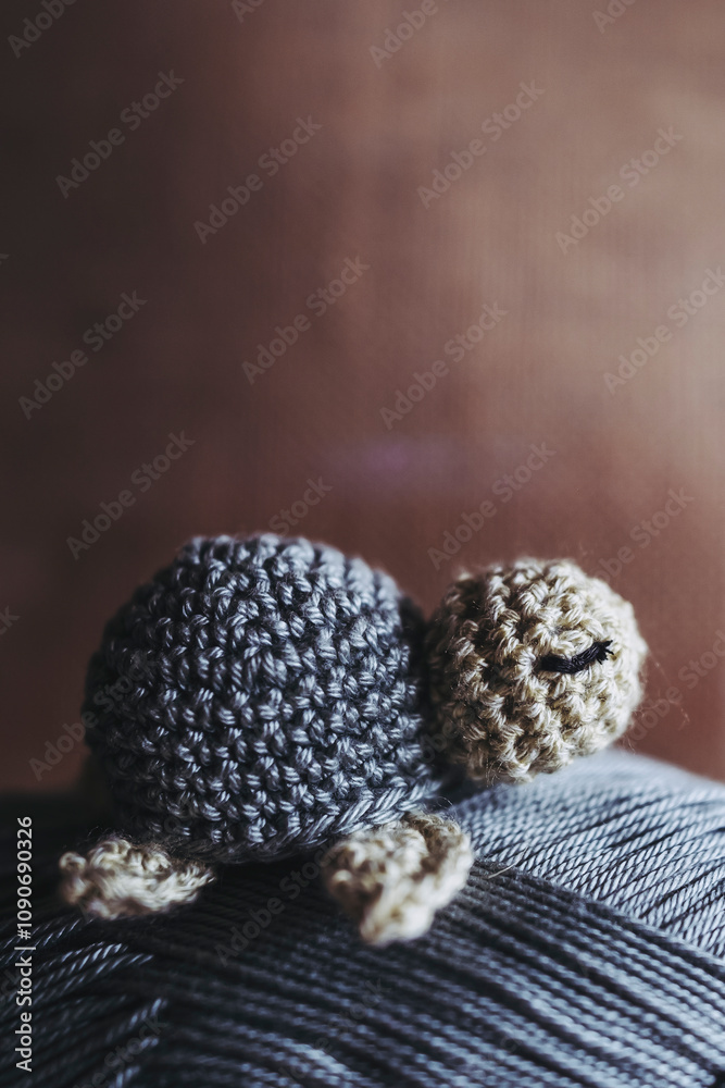 Atelier de crochet avec des travaux en cours, jouet petite tortue vert coloré en crochet