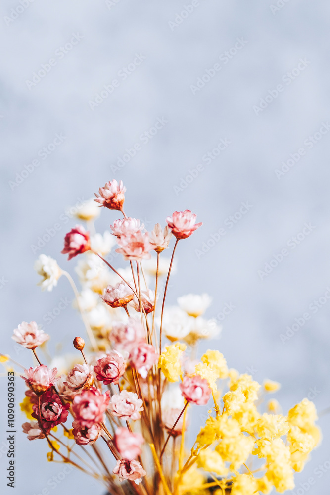 Close-up sur un bouquet de fleurs délicates séchées en décoration d'intérieur de maison